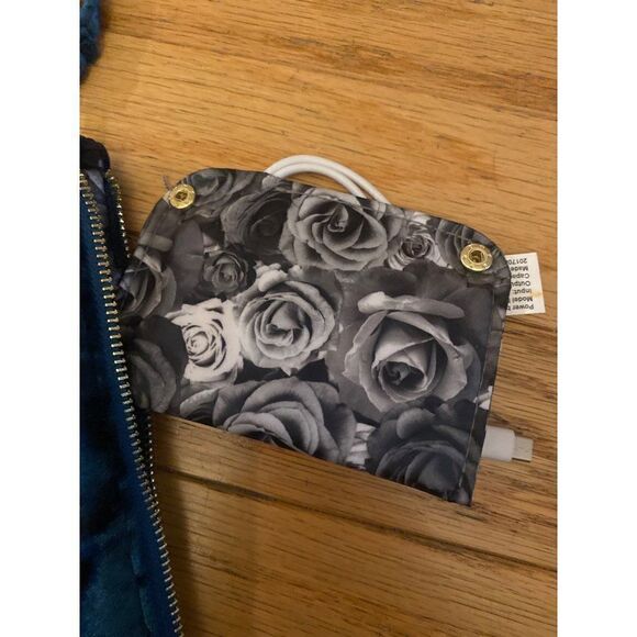 Adrienne Vittadini women's blue/green velvet wristlet with USB charging insert - Picture 5 of 8